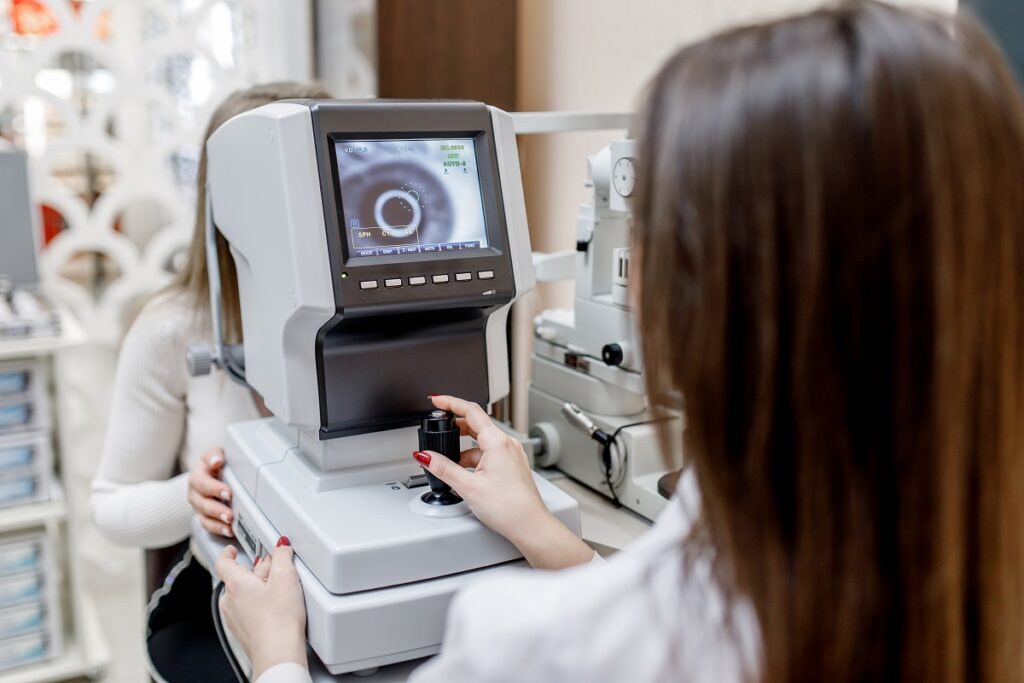 Сначала пациент проходит процедуру компьютерной кератотопографии роговицы.